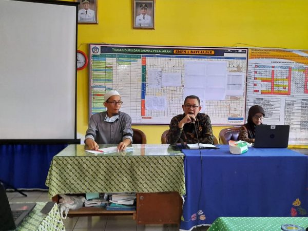 SMP Negeri 1 Batujajar Menggelar Rapat Dinas